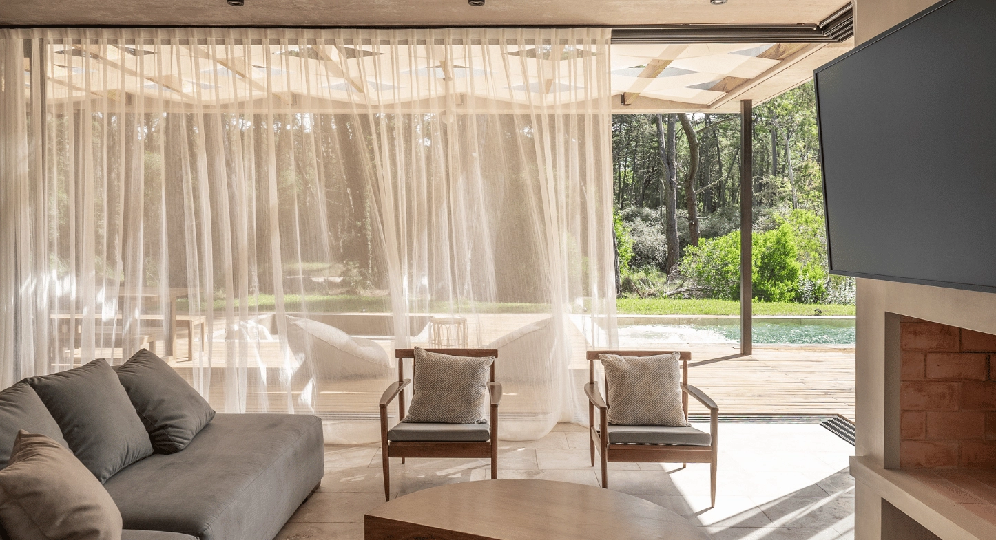 Cortinas Tradicionales que realzan el diseño y la naturaleza | Casa Araucaria 3 4png optimized