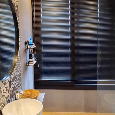 bano con cortinas horizontales de aluminio negrapng optimized