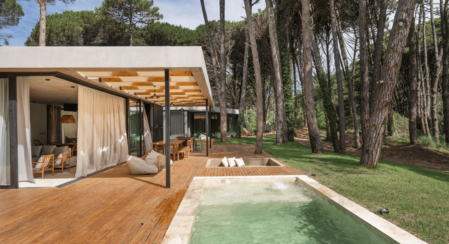 Cortinas Tradicionales que realzan el diseño y la naturaleza | Casa Araucaria 1 casa bosque exteriorpng optimized