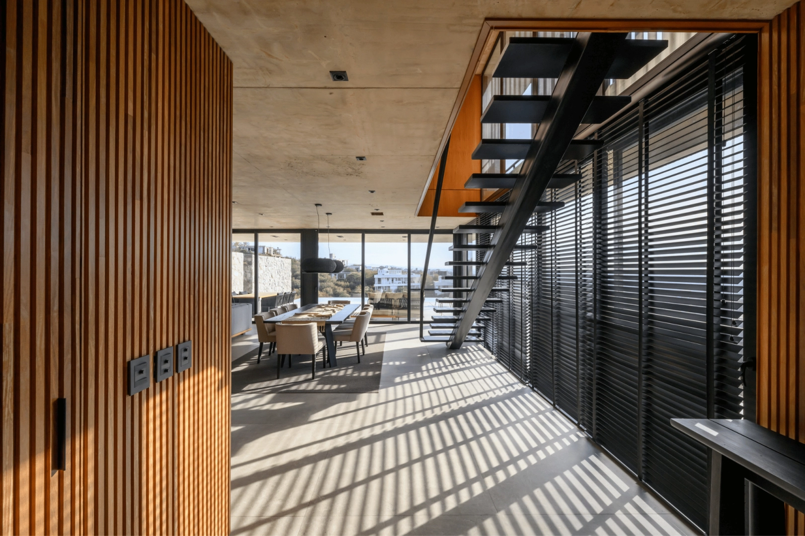 casa moderna con cortinas americanas de maderapng optimized