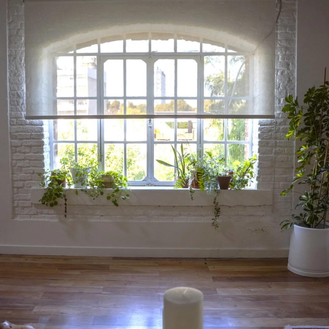 El Diseñador Cristian Mohaded renueva su estudio en Villa Crespo y elige cortinas de Hunter Douglas 2 cortinas roller screen beige para estudio de interiorismopng optimized