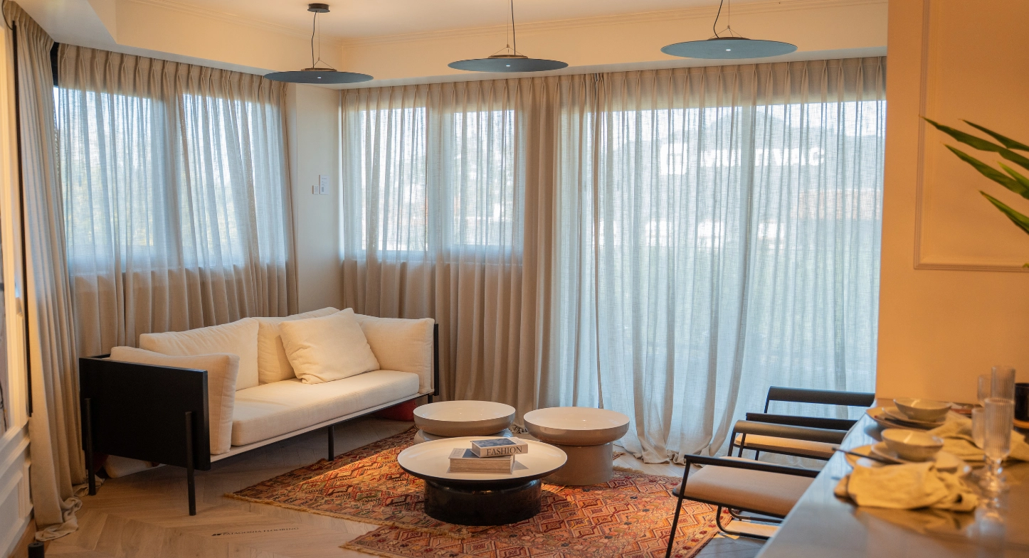 Hunter Douglas presente en Experiencia Living 2025 2 cortinas tradicionales en tela linopng optimized