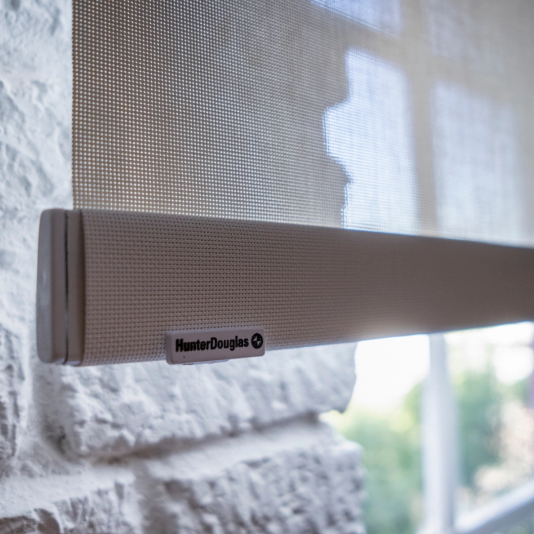 El Diseñador Cristian Mohaded renueva su estudio en Villa Crespo y elige cortinas de Hunter Douglas 3 detalle tela roller screen interioristapng optimized